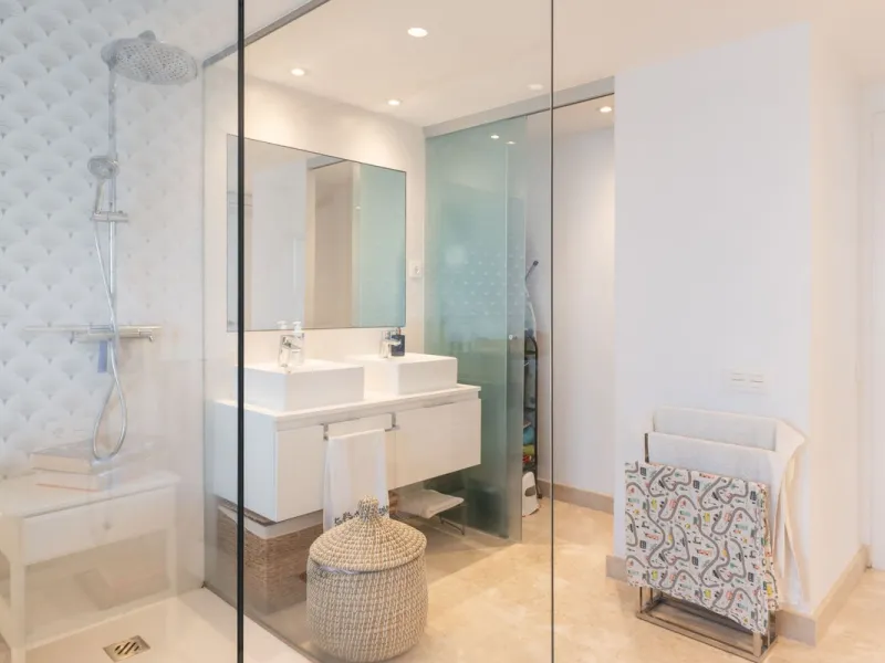 Beautiful raised ground-floor apartment located in the exclusive gated community of Paraíso Pueblo, renowned for its high-quality construction, security, and family-friendly atmosphere.