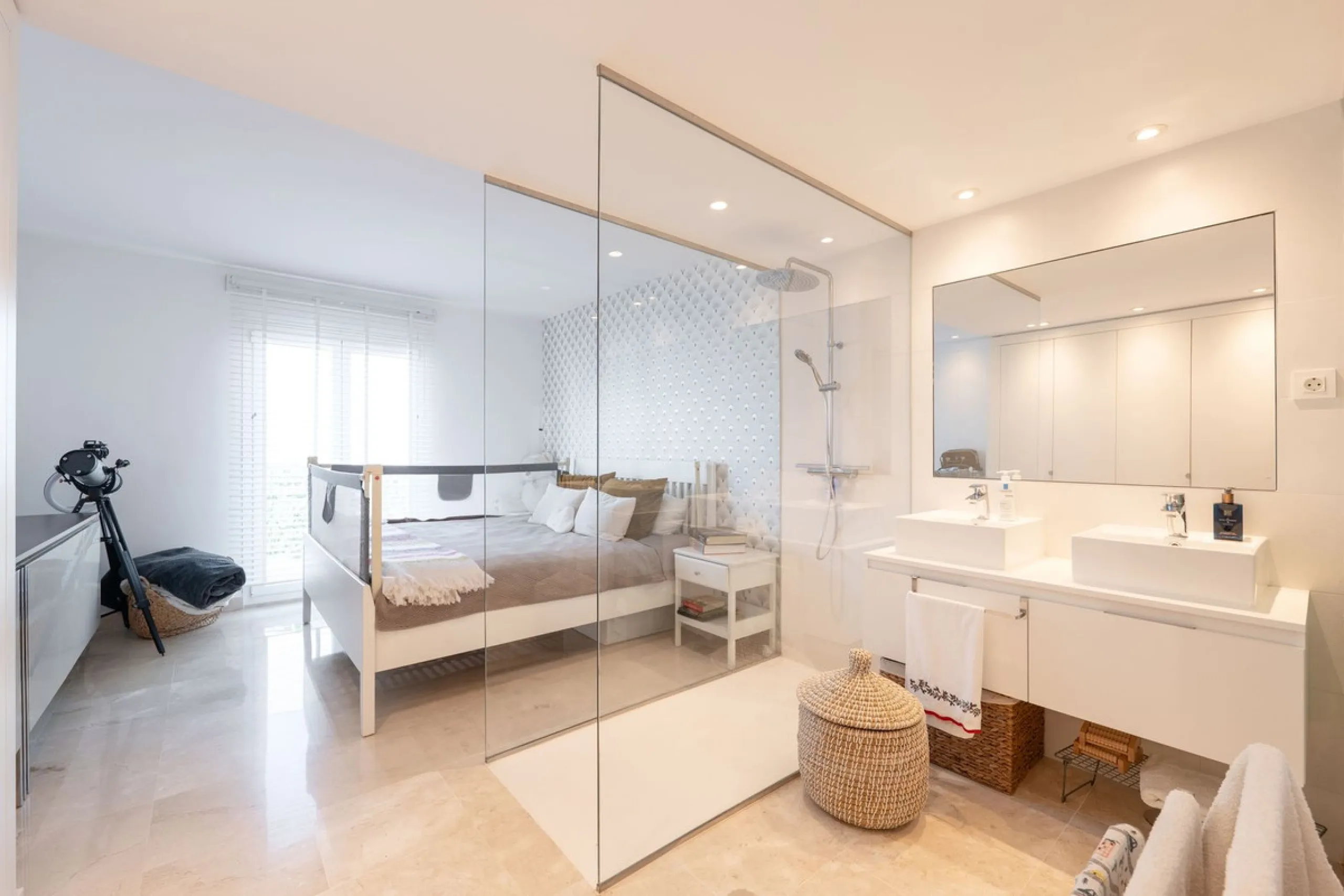 Beautiful raised ground-floor apartment located in the exclusive gated community of Paraíso Pueblo, renowned for its high-quality construction, security, and family-friendly atmosphere.