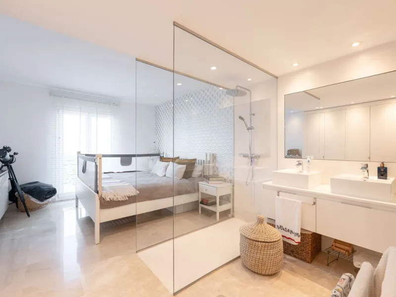 Beautiful raised ground-floor apartment located in the exclusive gated community of Paraíso Pueblo, renowned for its high-quality construction, security, and family-friendly atmosphere.