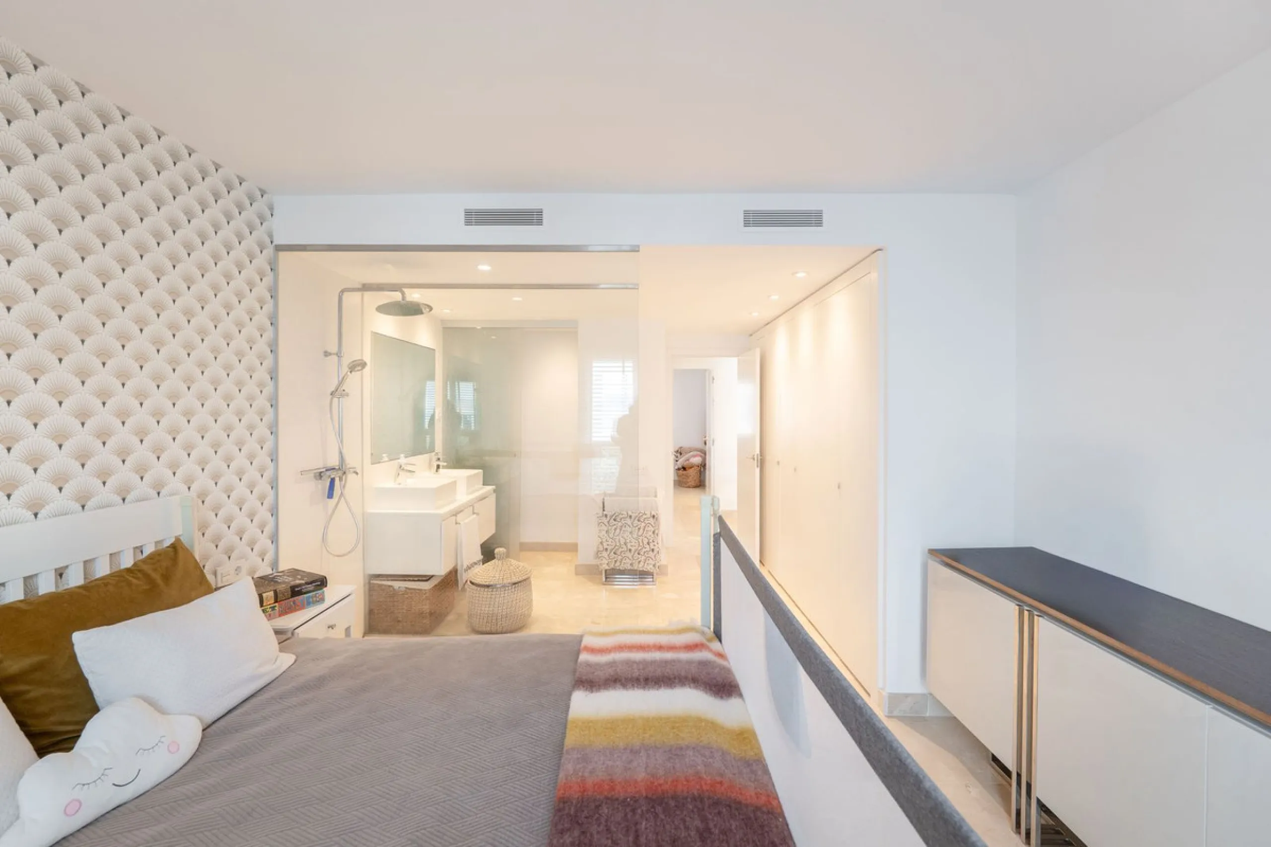 Beautiful raised ground-floor apartment located in the exclusive gated community of Paraíso Pueblo, renowned for its high-quality construction, security, and family-friendly atmosphere.