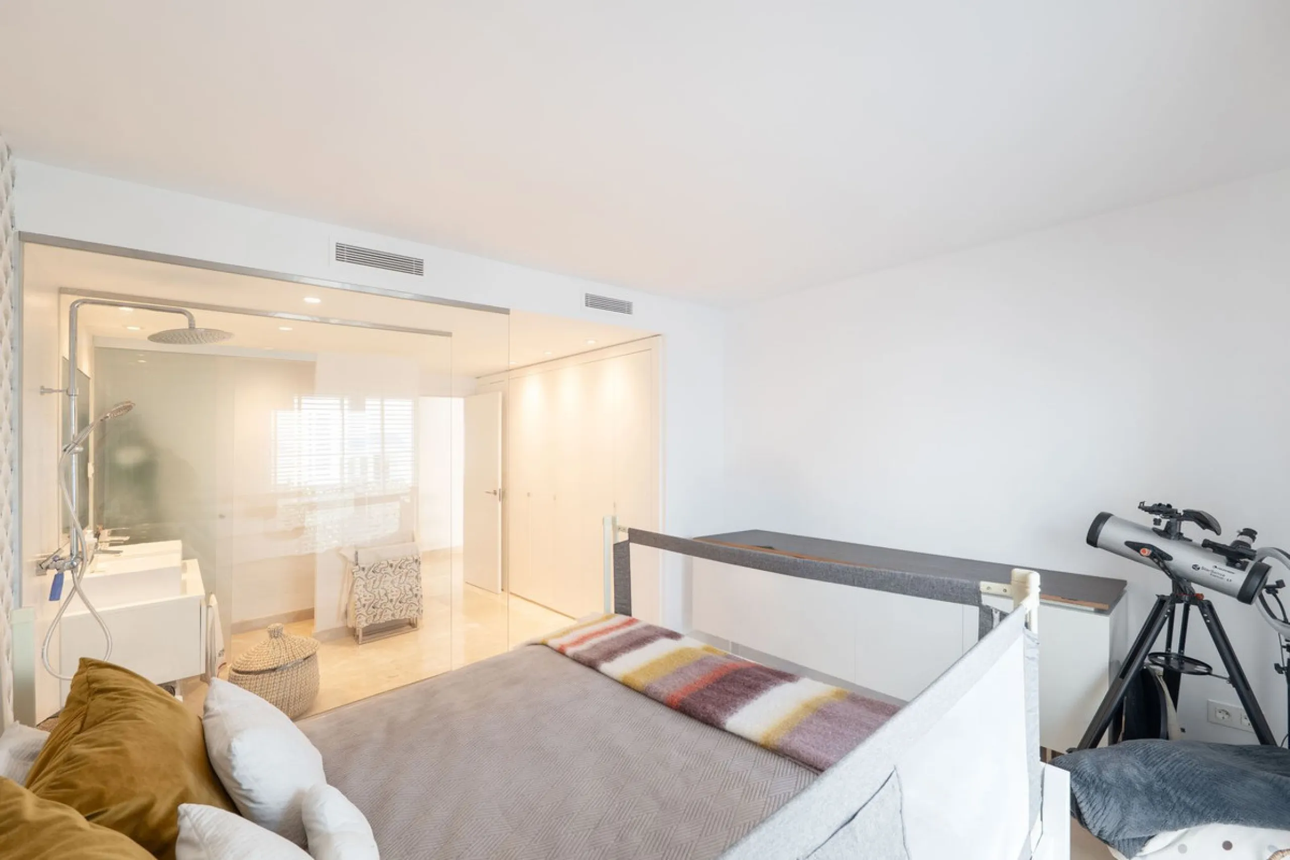 Beautiful raised ground-floor apartment located in the exclusive gated community of Paraíso Pueblo, renowned for its high-quality construction, security, and family-friendly atmosphere.