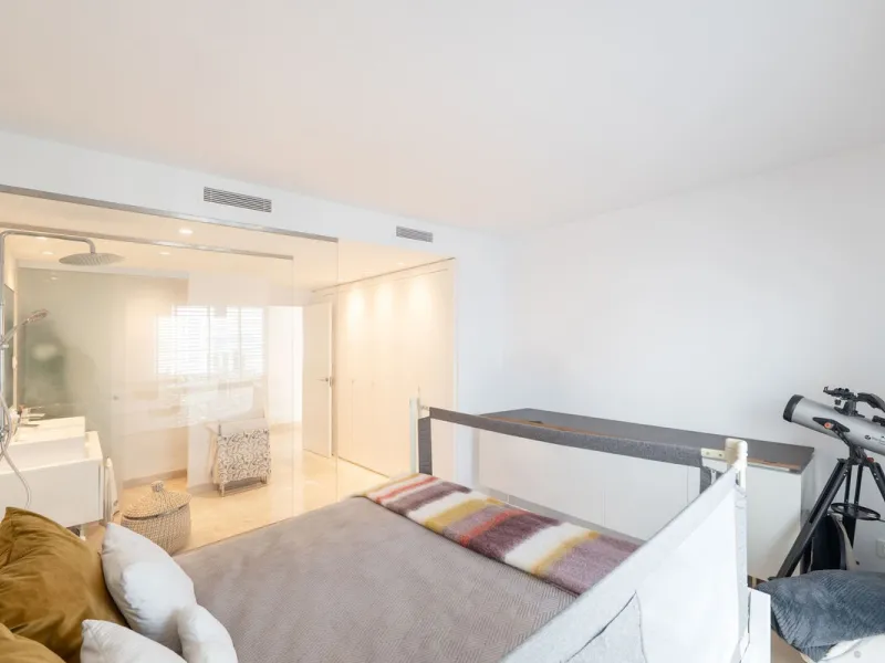 Beautiful raised ground-floor apartment located in the exclusive gated community of Paraíso Pueblo, renowned for its high-quality construction, security, and family-friendly atmosphere.