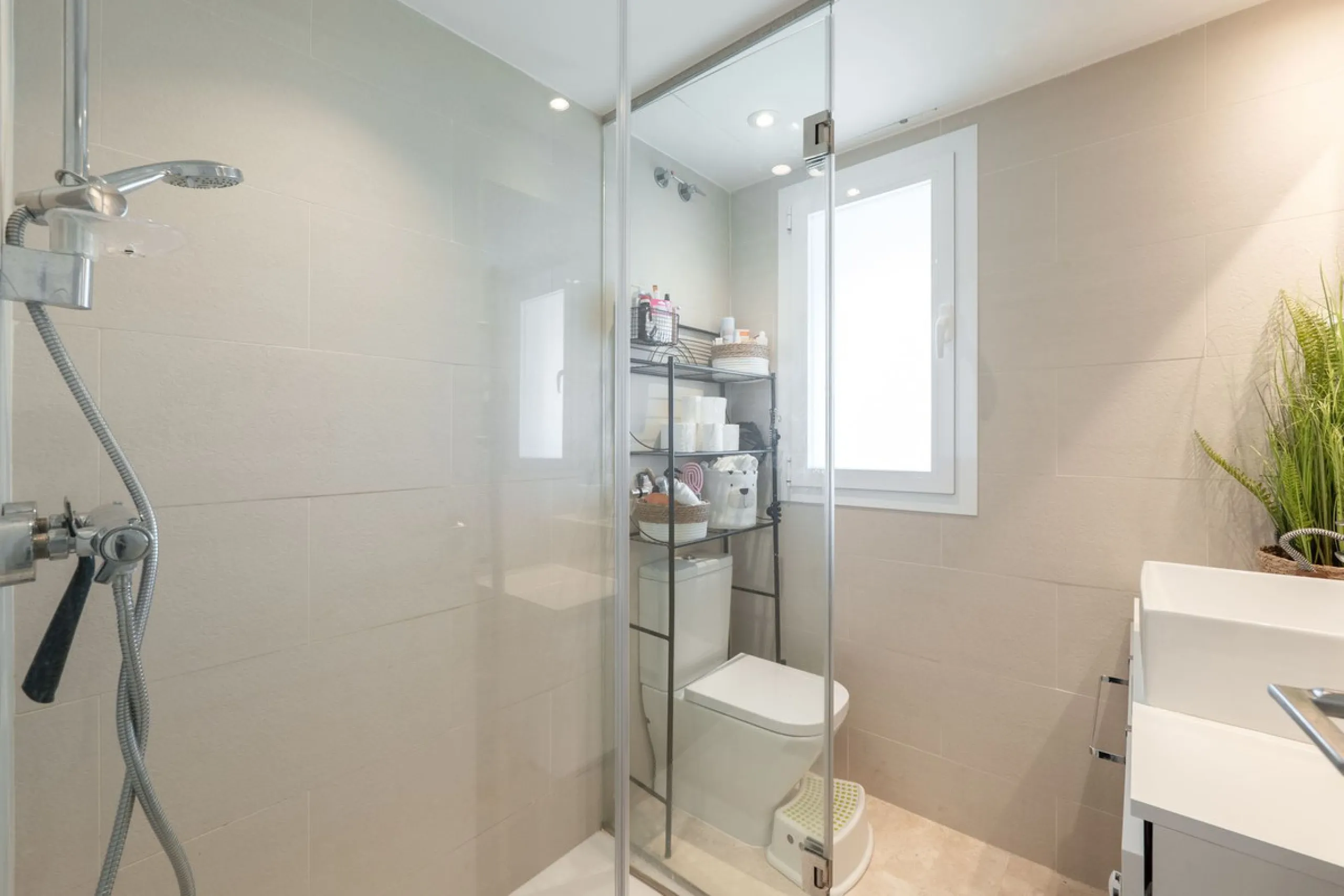 Beautiful raised ground-floor apartment located in the exclusive gated community of Paraíso Pueblo, renowned for its high-quality construction, security, and family-friendly atmosphere.