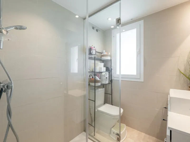 Beautiful raised ground-floor apartment located in the exclusive gated community of Paraíso Pueblo, renowned for its high-quality construction, security, and family-friendly atmosphere.