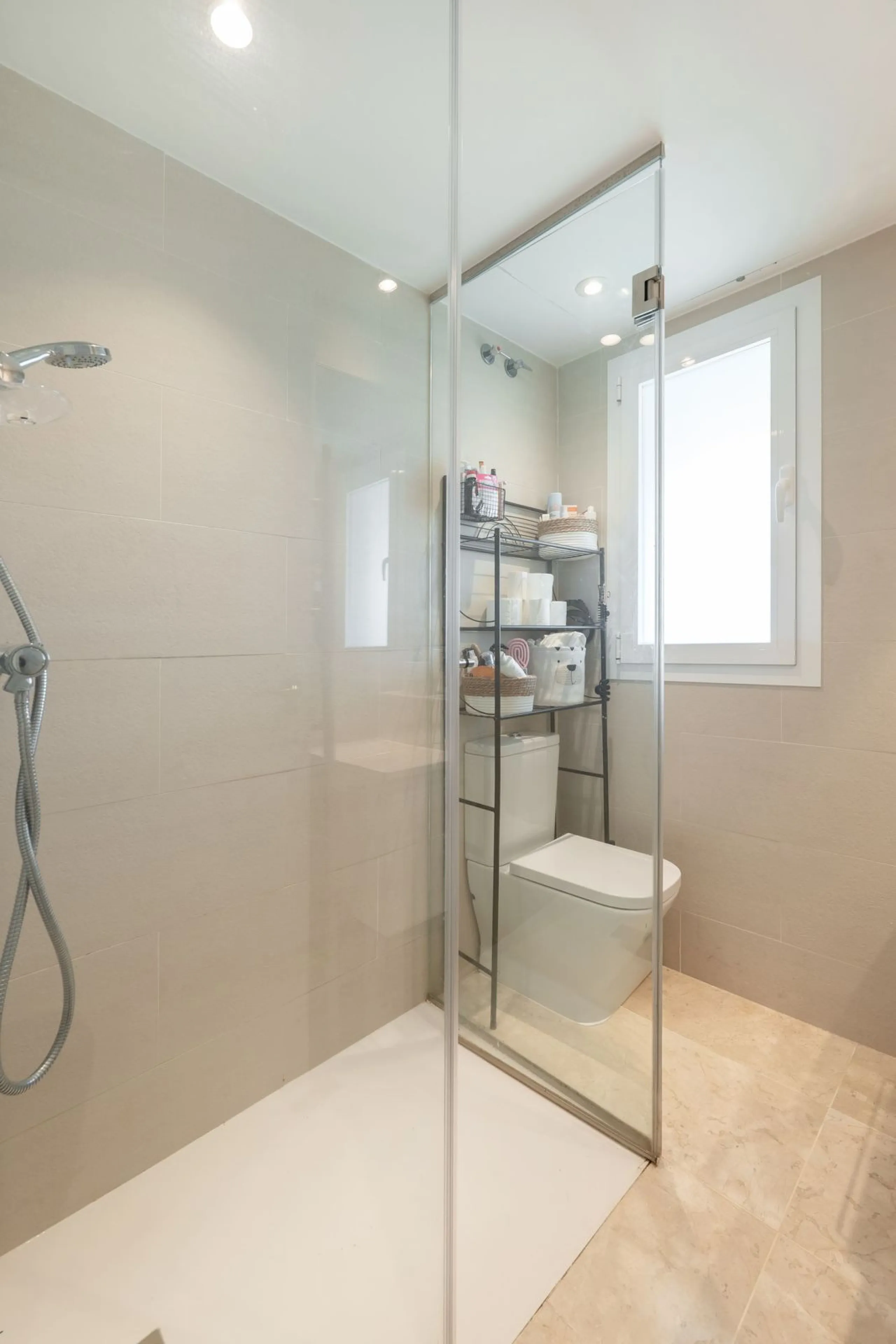 Beautiful raised ground-floor apartment located in the exclusive gated community of Paraíso Pueblo, renowned for its high-quality construction, security, and family-friendly atmosphere.
