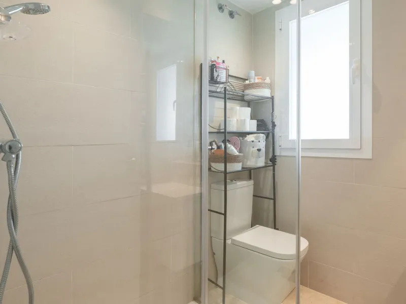 Beautiful raised ground-floor apartment located in the exclusive gated community of Paraíso Pueblo, renowned for its high-quality construction, security, and family-friendly atmosphere.