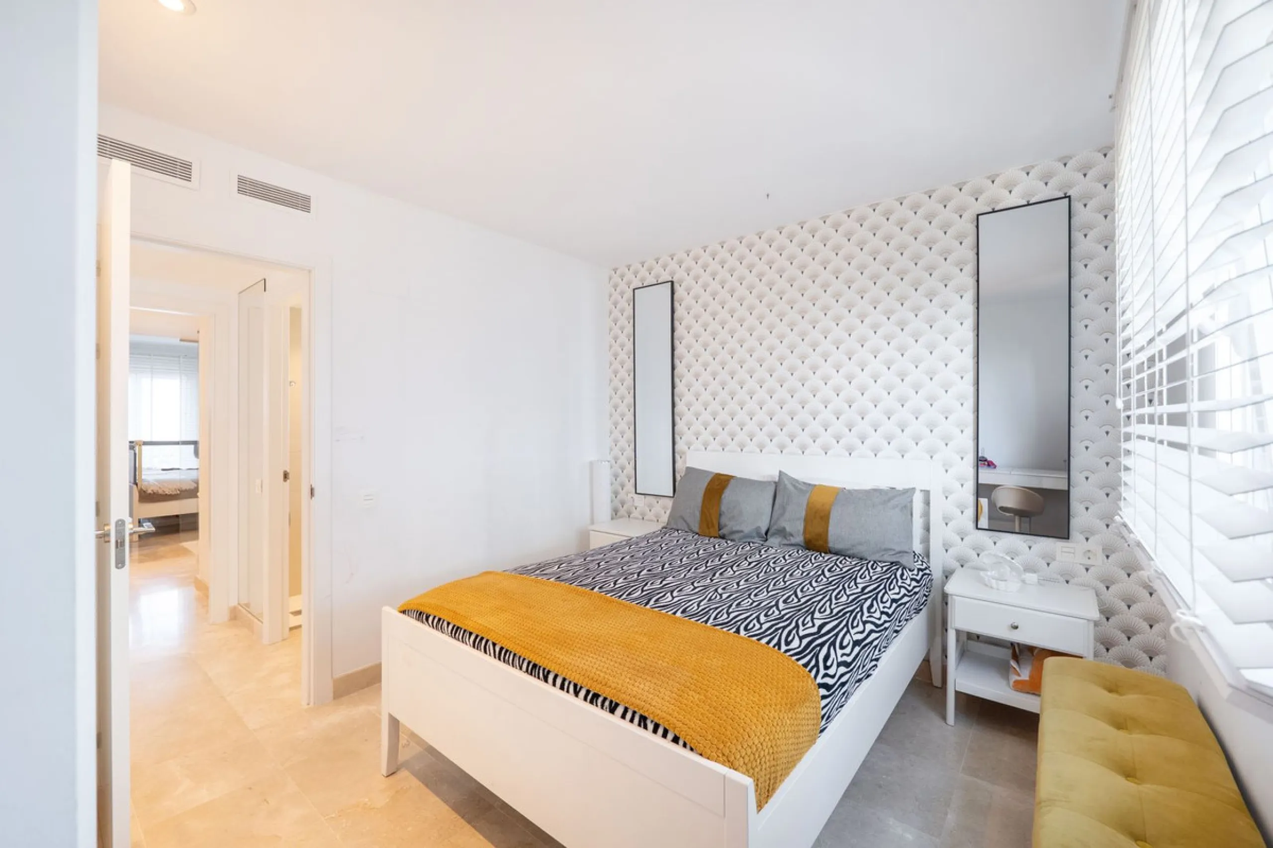 Beautiful raised ground-floor apartment located in the exclusive gated community of Paraíso Pueblo, renowned for its high-quality construction, security, and family-friendly atmosphere.