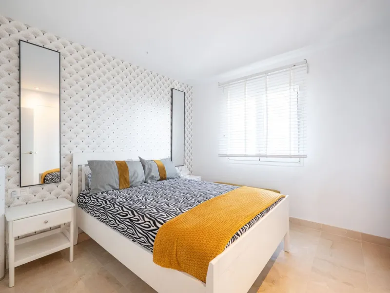 Beautiful raised ground-floor apartment located in the exclusive gated community of Paraíso Pueblo, renowned for its high-quality construction, security, and family-friendly atmosphere.