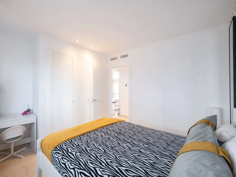Beautiful raised ground-floor apartment located in the exclusive gated community of Paraíso Pueblo, renowned for its high-quality construction, security, and family-friendly atmosphere.