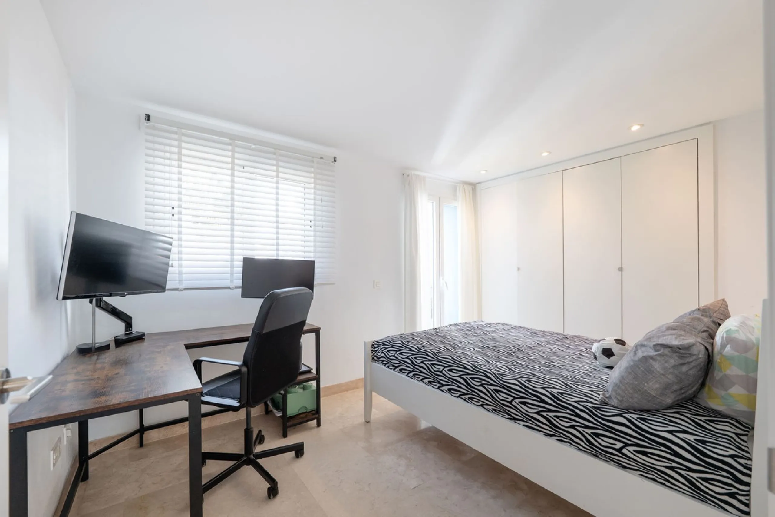 Beautiful raised ground-floor apartment located in the exclusive gated community of Paraíso Pueblo, renowned for its high-quality construction, security, and family-friendly atmosphere.