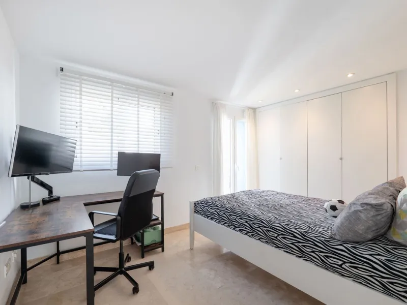 Beautiful raised ground-floor apartment located in the exclusive gated community of Paraíso Pueblo, renowned for its high-quality construction, security, and family-friendly atmosphere.