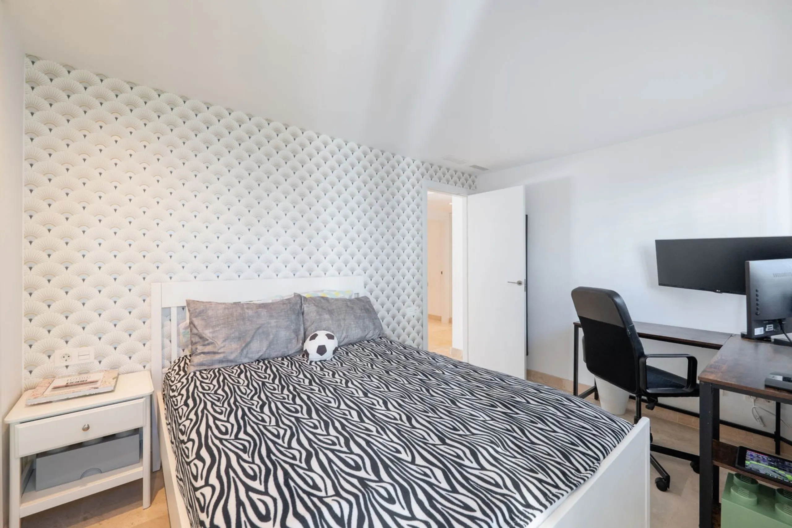 Beautiful raised ground-floor apartment located in the exclusive gated community of Paraíso Pueblo, renowned for its high-quality construction, security, and family-friendly atmosphere.