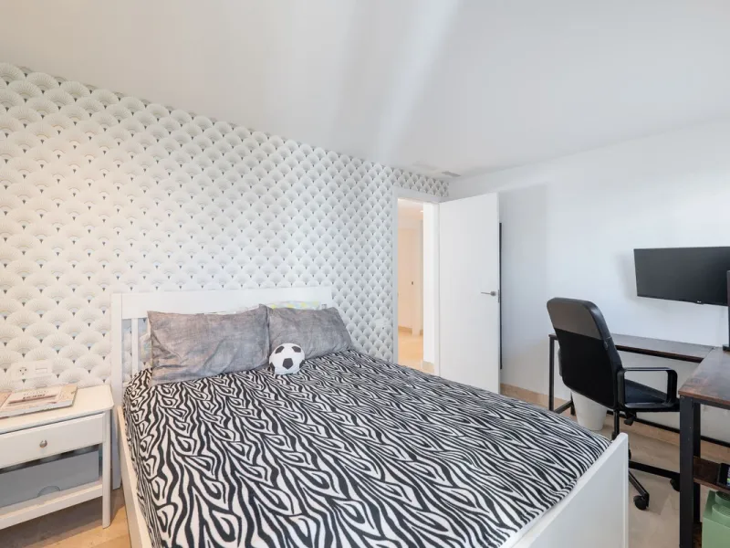 Beautiful raised ground-floor apartment located in the exclusive gated community of Paraíso Pueblo, renowned for its high-quality construction, security, and family-friendly atmosphere.