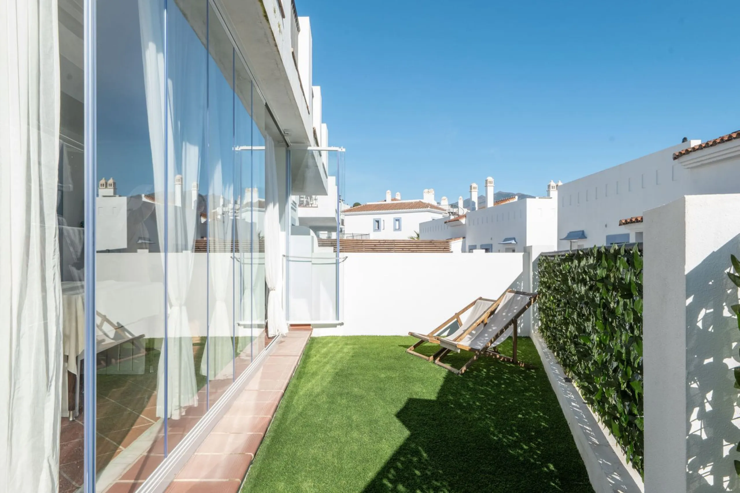 Beautiful raised ground-floor apartment located in the exclusive gated community of Paraíso Pueblo, renowned for its high-quality construction, security, and family-friendly atmosphere.