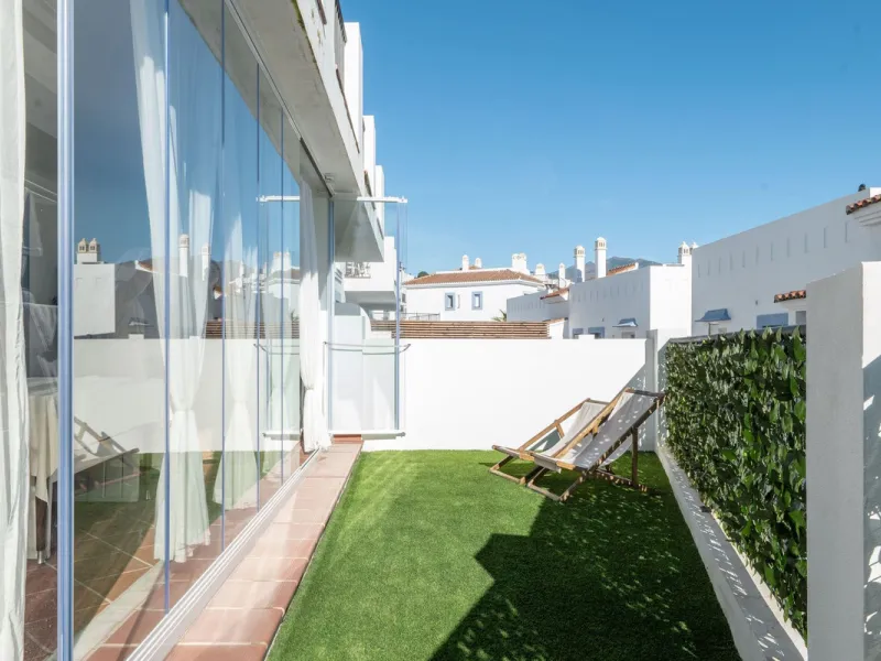 Beautiful raised ground-floor apartment located in the exclusive gated community of Paraíso Pueblo, renowned for its high-quality construction, security, and family-friendly atmosphere.