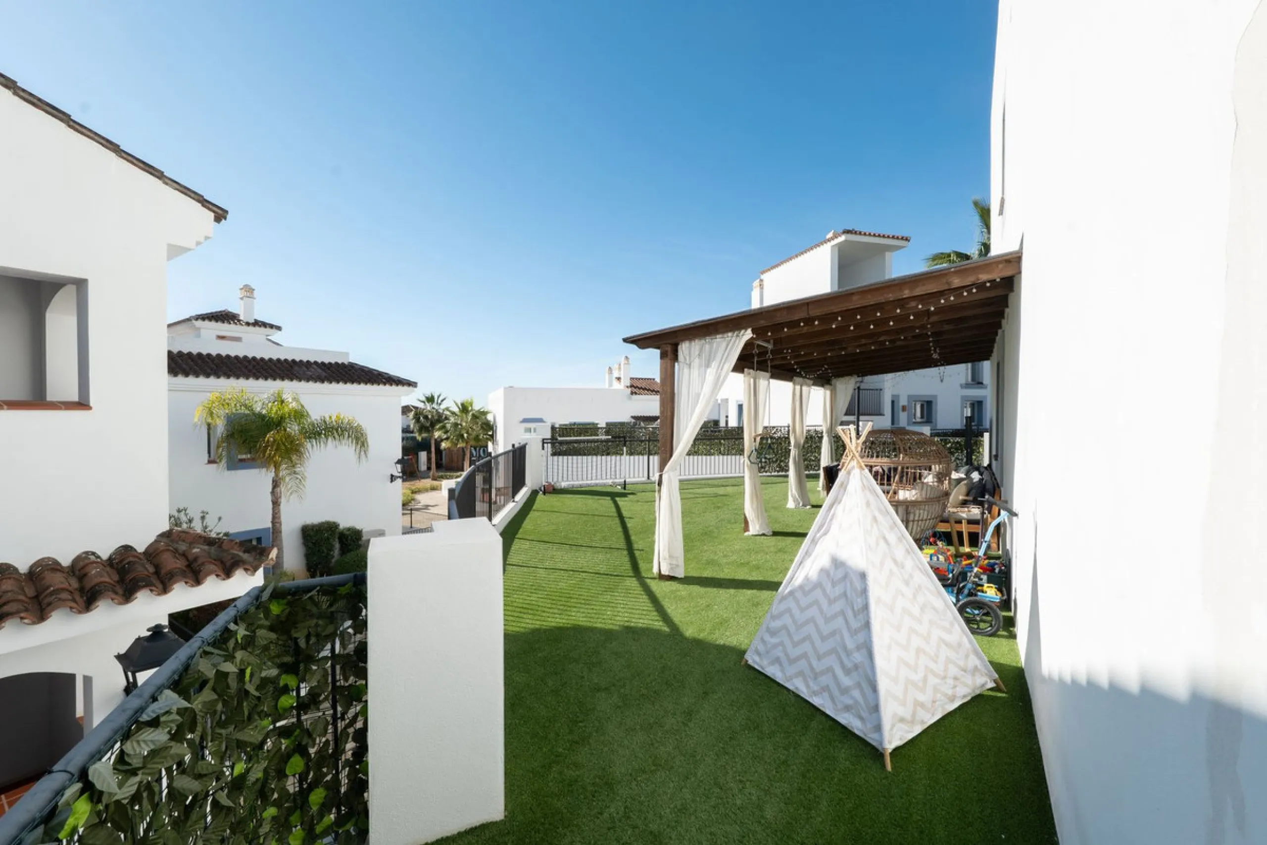 Beautiful raised ground-floor apartment located in the exclusive gated community of Paraíso Pueblo, renowned for its high-quality construction, security, and family-friendly atmosphere.