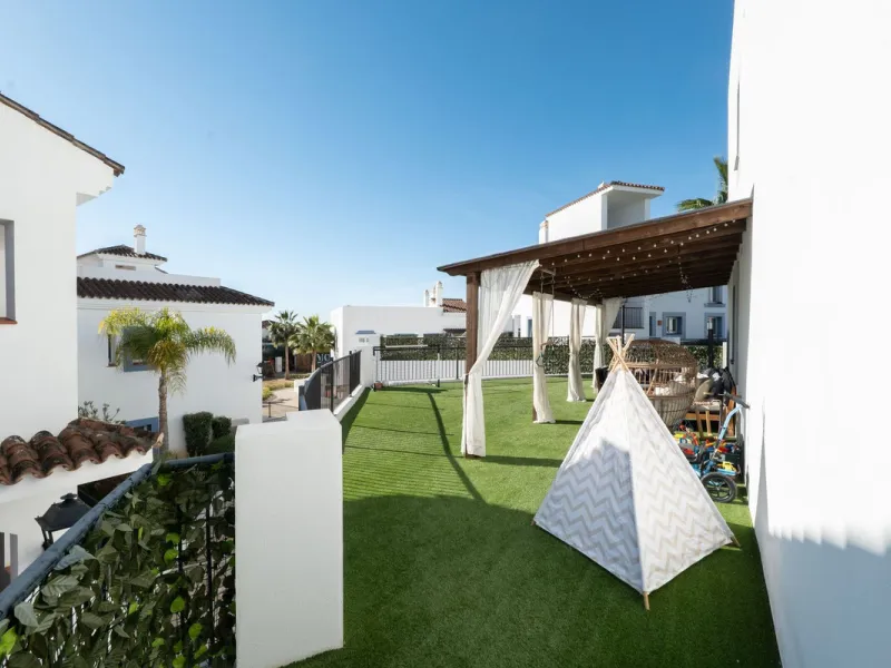 Beautiful raised ground-floor apartment located in the exclusive gated community of Paraíso Pueblo, renowned for its high-quality construction, security, and family-friendly atmosphere.