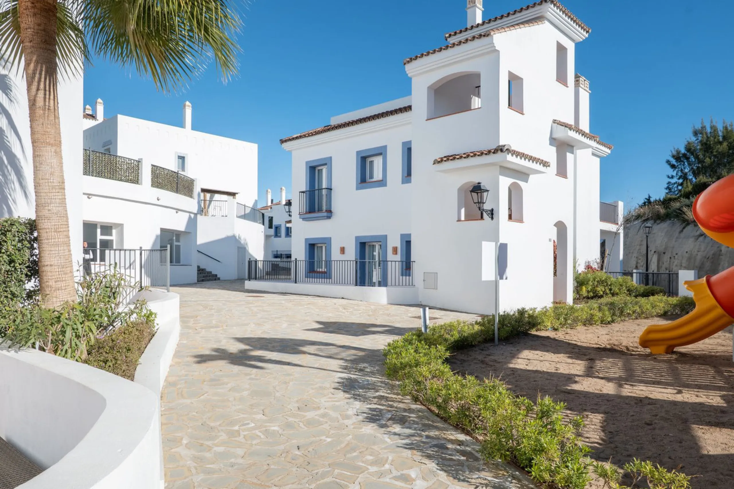 Beautiful raised ground-floor apartment located in the exclusive gated community of Paraíso Pueblo, renowned for its high-quality construction, security, and family-friendly atmosphere.