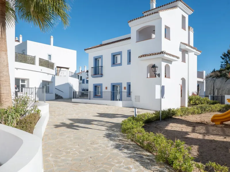 Beautiful raised ground-floor apartment located in the exclusive gated community of Paraíso Pueblo, renowned for its high-quality construction, security, and family-friendly atmosphere.