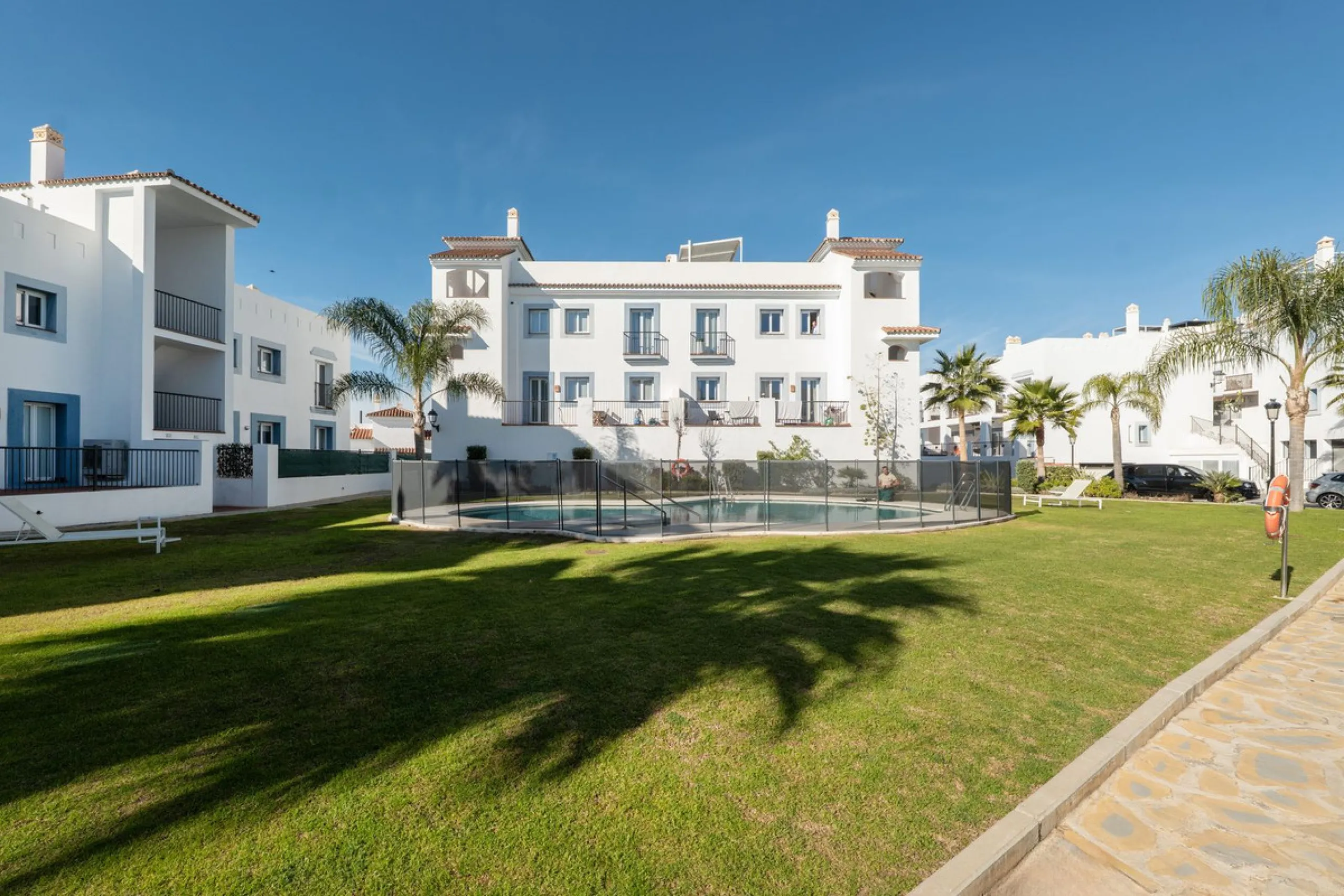 Beautiful raised ground-floor apartment located in the exclusive gated community of Paraíso Pueblo, renowned for its high-quality construction, security, and family-friendly atmosphere.