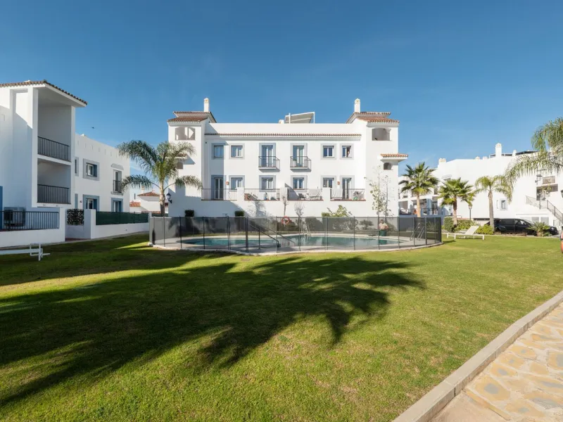 Beautiful raised ground-floor apartment located in the exclusive gated community of Paraíso Pueblo, renowned for its high-quality construction, security, and family-friendly atmosphere.
