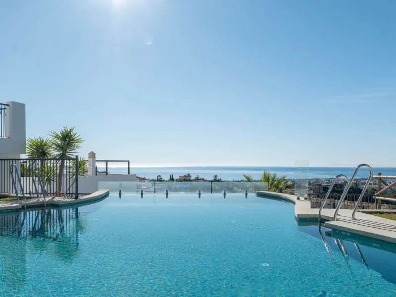Beautiful raised ground-floor apartment located in the exclusive gated community of Paraíso Pueblo, renowned for its high-quality construction, security, and family-friendly atmosphere.