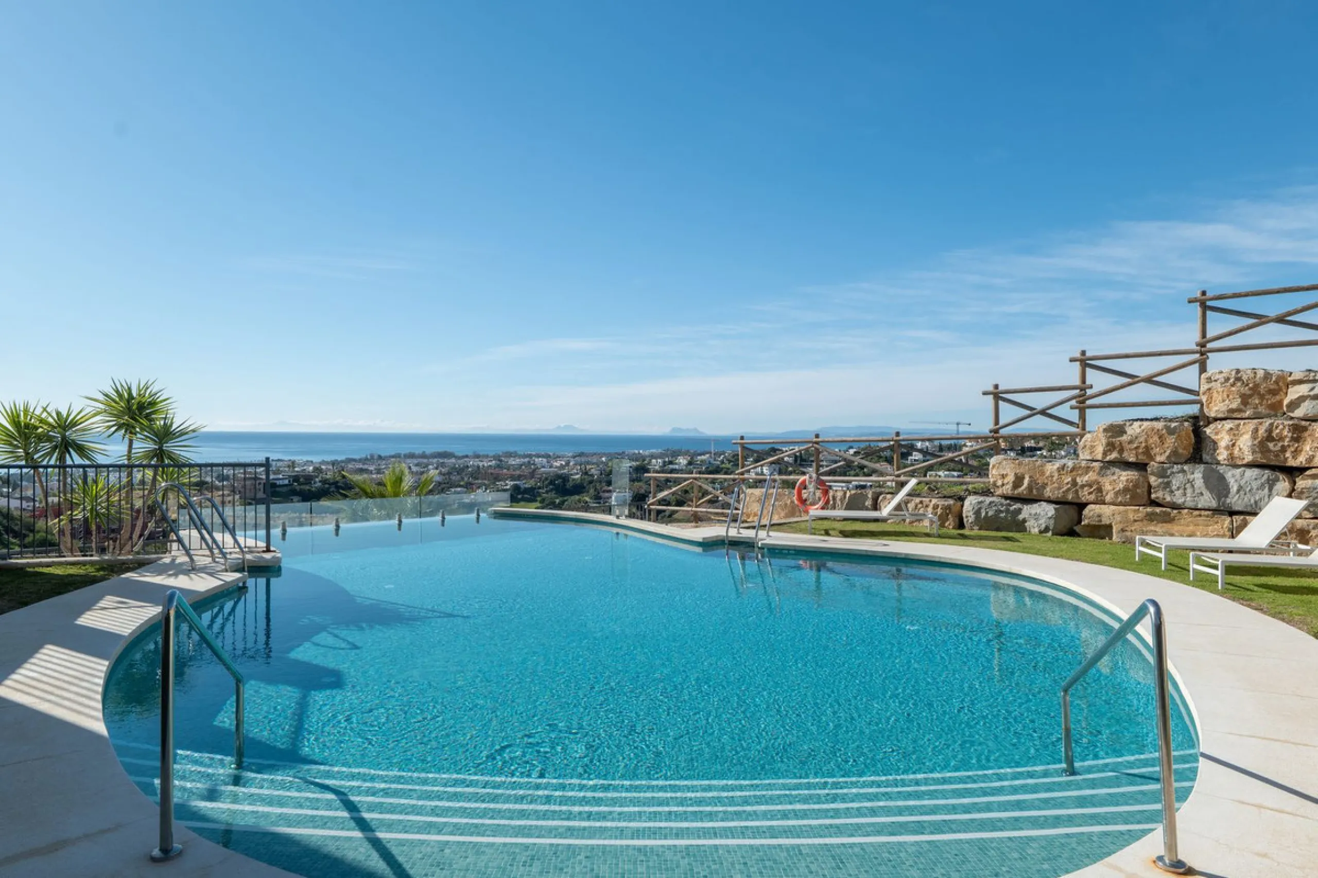 Beautiful raised ground-floor apartment located in the exclusive gated community of Paraíso Pueblo, renowned for its high-quality construction, security, and family-friendly atmosphere.