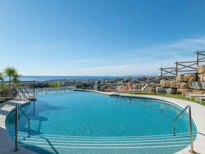 Beautiful raised ground-floor apartment located in the exclusive gated community of Paraíso Pueblo, renowned for its high-quality construction, security, and family-friendly atmosphere.