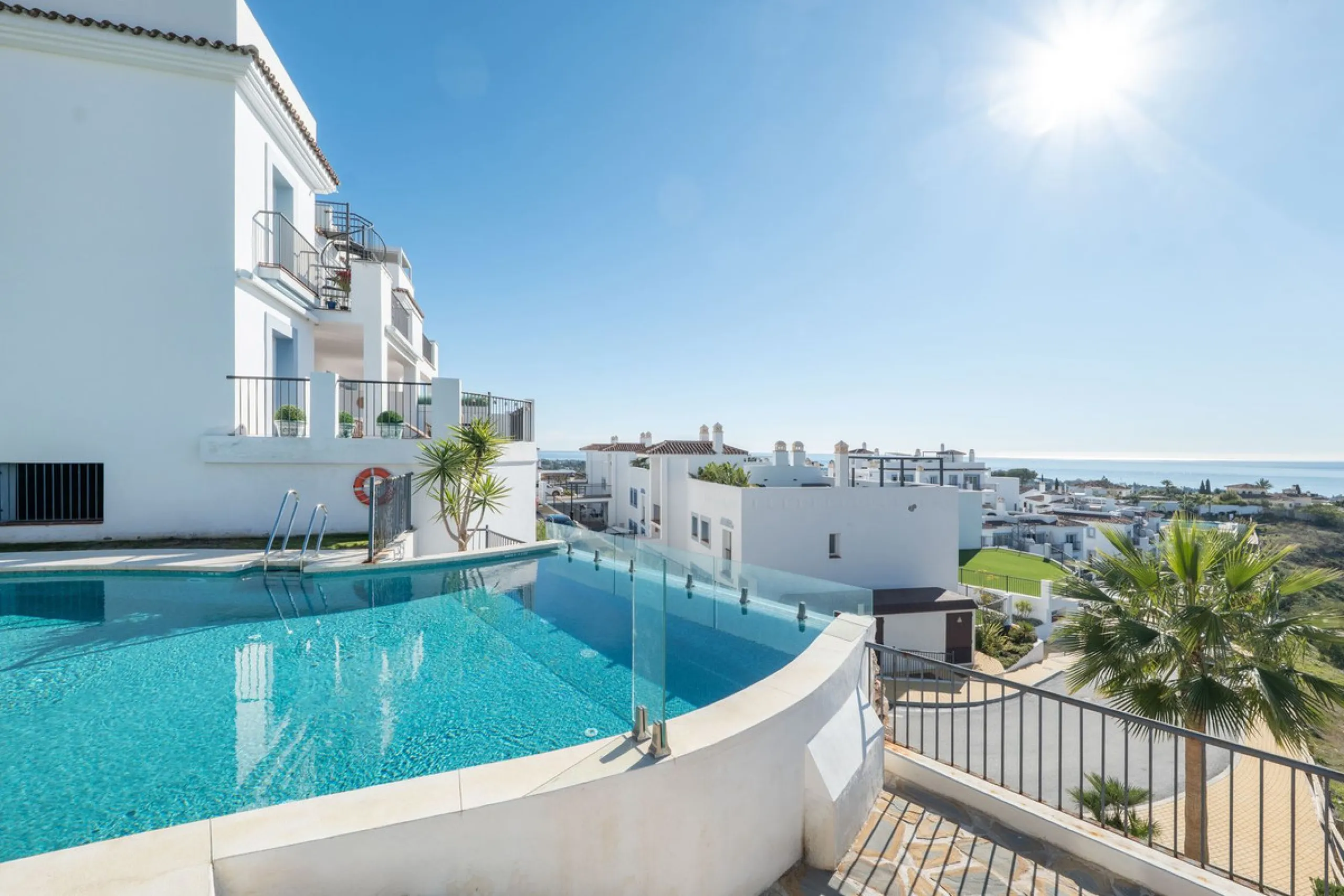 Beautiful raised ground-floor apartment located in the exclusive gated community of Paraíso Pueblo, renowned for its high-quality construction, security, and family-friendly atmosphere.