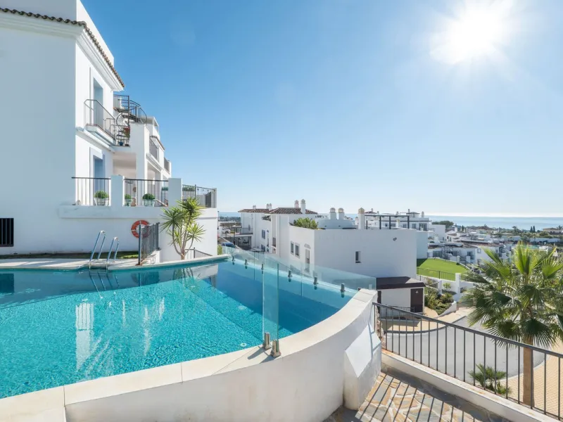 Beautiful raised ground-floor apartment located in the exclusive gated community of Paraíso Pueblo, renowned for its high-quality construction, security, and family-friendly atmosphere.