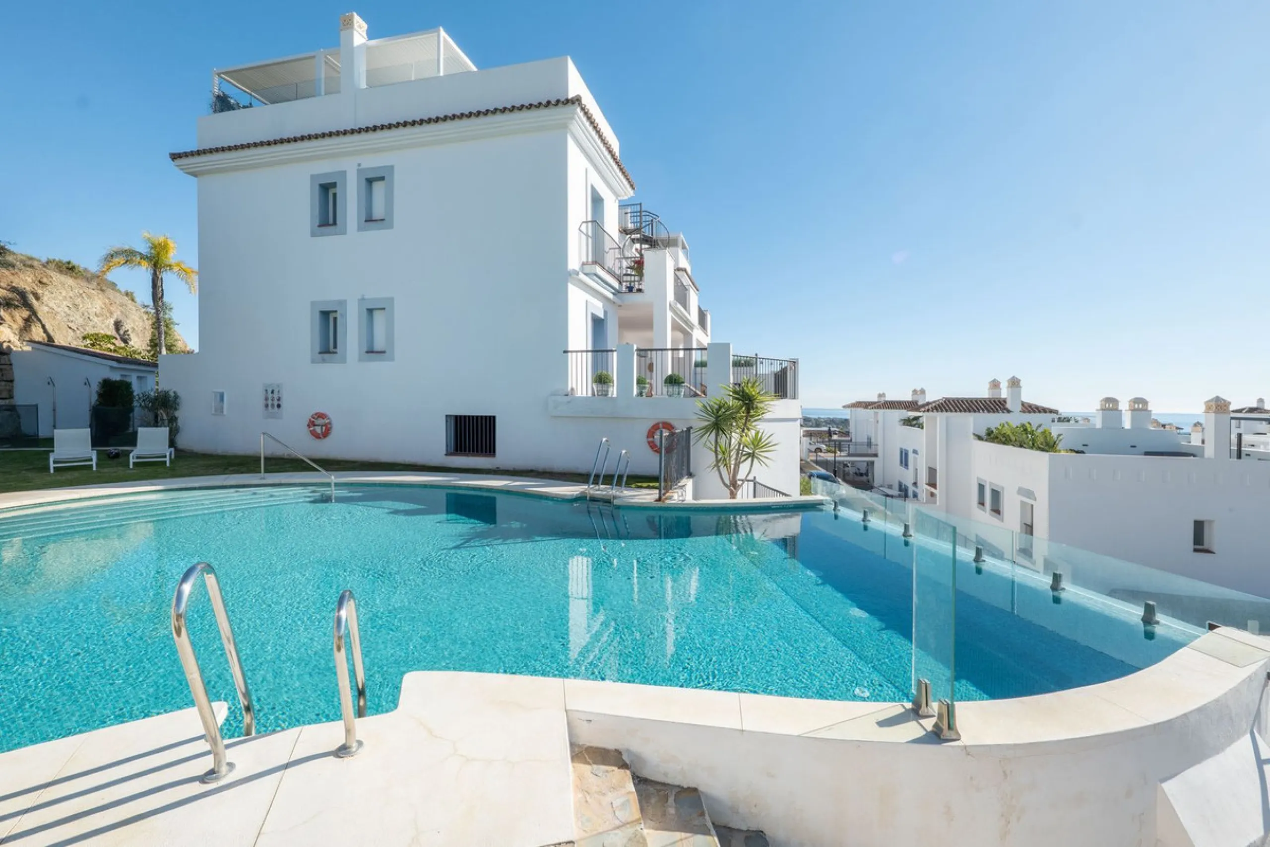 Beautiful raised ground-floor apartment located in the exclusive gated community of Paraíso Pueblo, renowned for its high-quality construction, security, and family-friendly atmosphere.