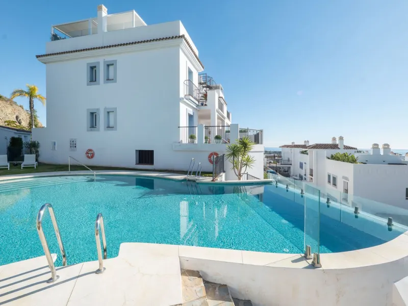 Beautiful raised ground-floor apartment located in the exclusive gated community of Paraíso Pueblo, renowned for its high-quality construction, security, and family-friendly atmosphere.