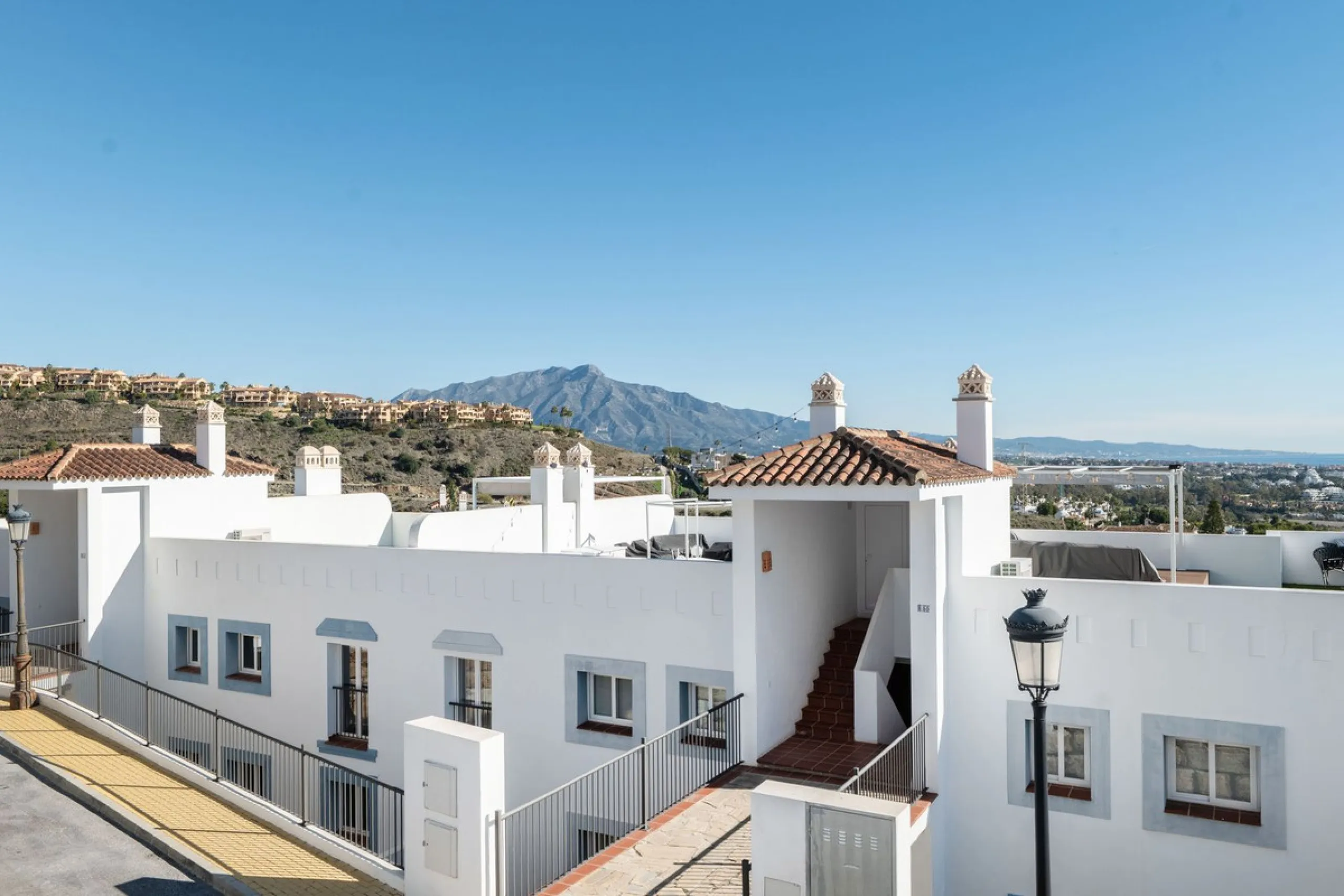Beautiful raised ground-floor apartment located in the exclusive gated community of Paraíso Pueblo, renowned for its high-quality construction, security, and family-friendly atmosphere.