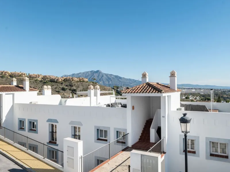 Beautiful raised ground-floor apartment located in the exclusive gated community of Paraíso Pueblo, renowned for its high-quality construction, security, and family-friendly atmosphere.