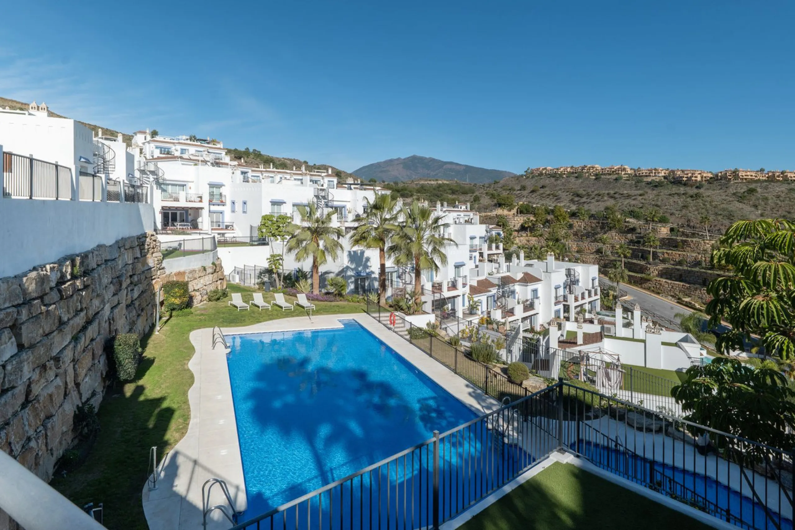 Beautiful raised ground-floor apartment located in the exclusive gated community of Paraíso Pueblo, renowned for its high-quality construction, security, and family-friendly atmosphere.