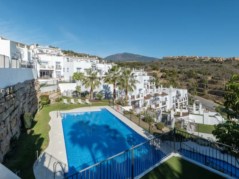 Beautiful raised ground-floor apartment located in the exclusive gated community of Paraíso Pueblo, renowned for its high-quality construction, security, and family-friendly atmosphere.