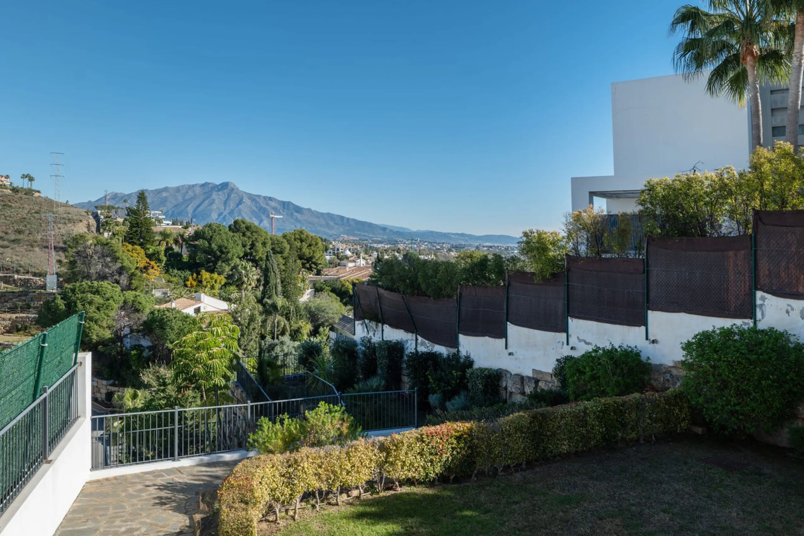 Beautiful raised ground-floor apartment located in the exclusive gated community of Paraíso Pueblo, renowned for its high-quality construction, security, and family-friendly atmosphere.