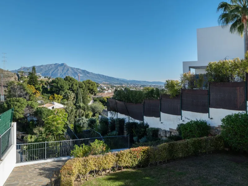 Beautiful raised ground-floor apartment located in the exclusive gated community of Paraíso Pueblo, renowned for its high-quality construction, security, and family-friendly atmosphere.