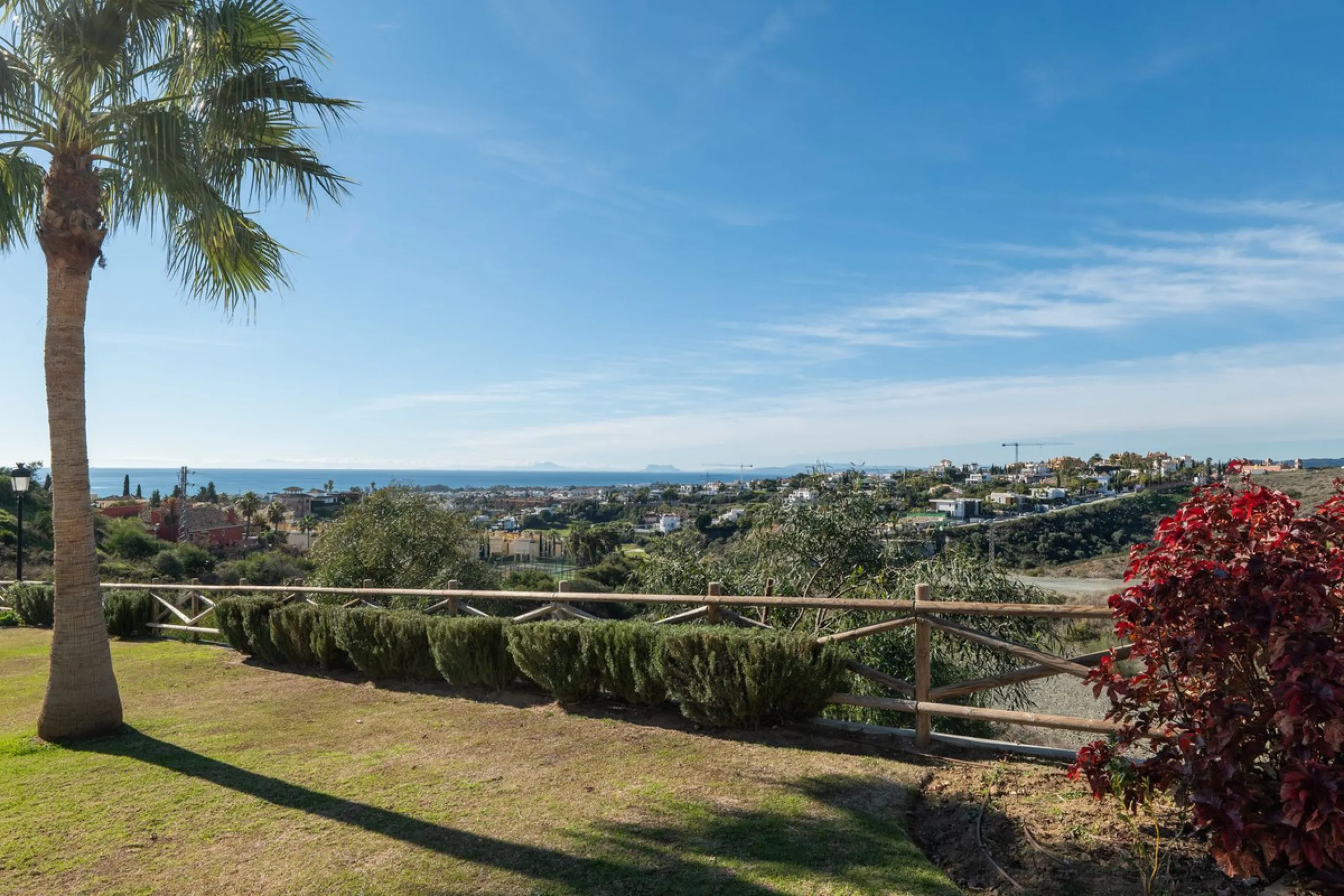 Beautiful raised ground-floor apartment located in the exclusive gated community of Paraíso Pueblo, renowned for its high-quality construction, security, and family-friendly atmosphere.