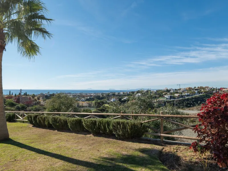 Beautiful raised ground-floor apartment located in the exclusive gated community of Paraíso Pueblo, renowned for its high-quality construction, security, and family-friendly atmosphere.