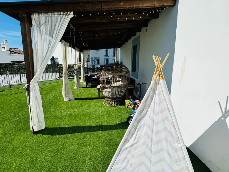 Beautiful raised ground-floor apartment located in the exclusive gated community of Paraíso Pueblo, renowned for its high-quality construction, security, and family-friendly atmosphere.
