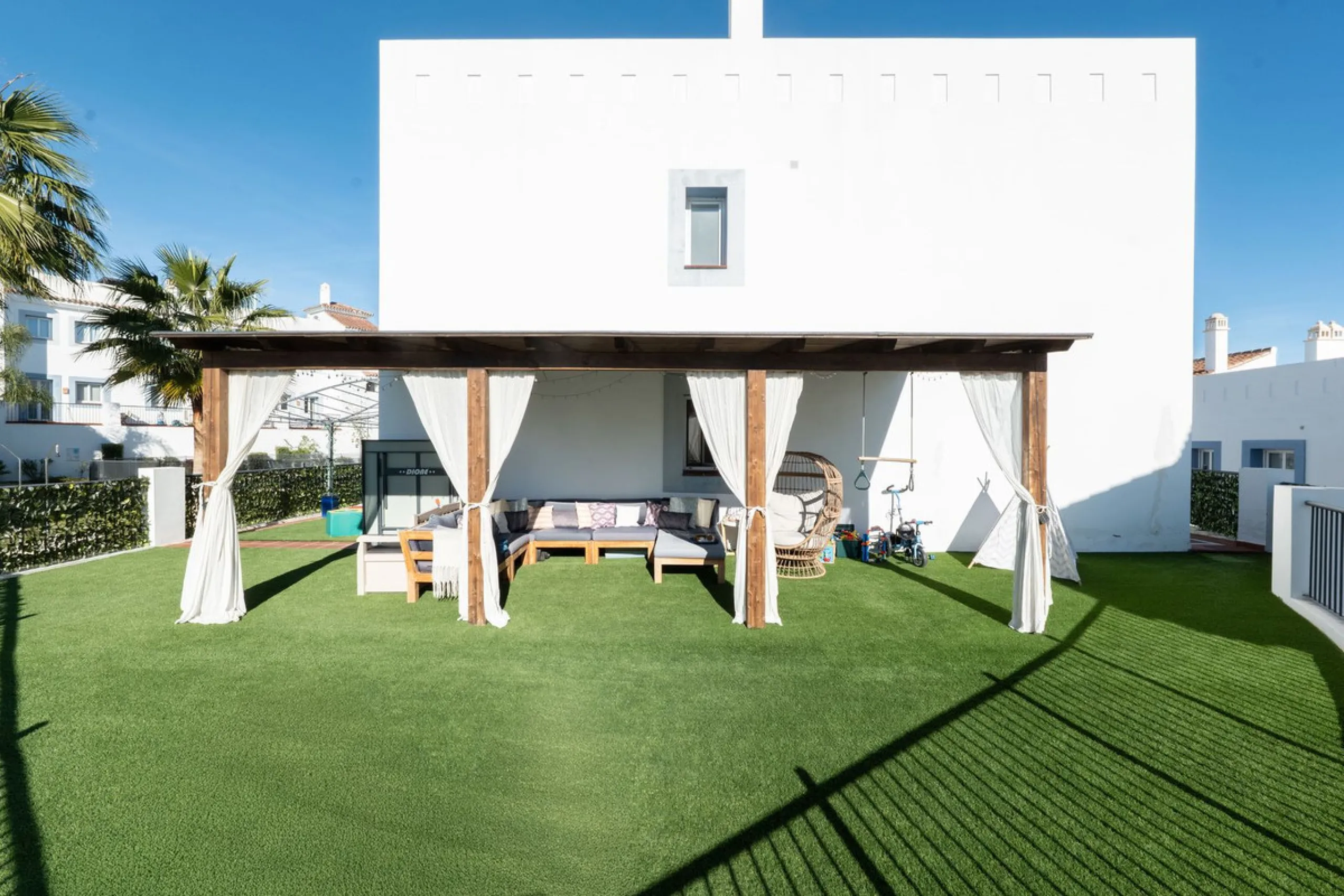 Beautiful raised ground-floor apartment located in the exclusive gated community of Paraíso Pueblo, renowned for its high-quality construction, security, and family-friendly atmosphere.