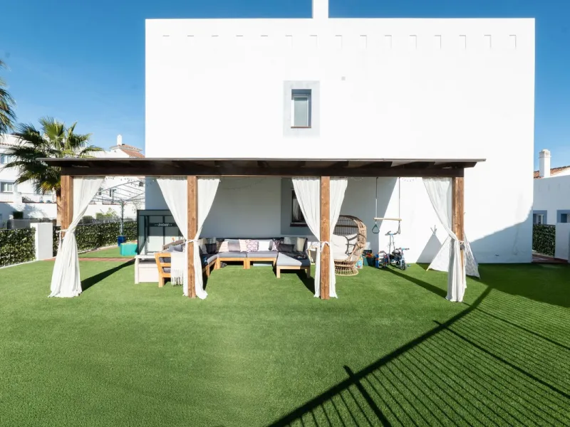 Beautiful raised ground-floor apartment located in the exclusive gated community of Paraíso Pueblo, renowned for its high-quality construction, security, and family-friendly atmosphere.