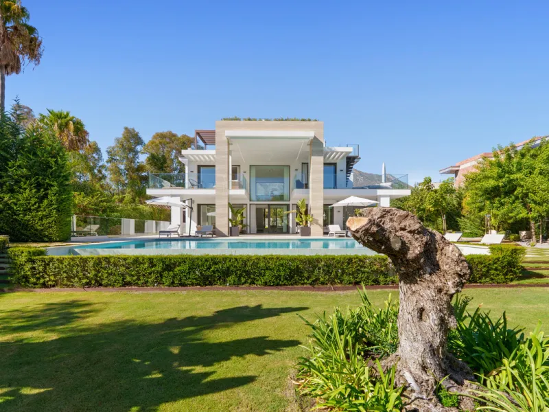 Nestled in the prestigious Altos de Puente Romano on Marbella's Golden Mile, Villa Romano is the epitome of modern Mediterranean luxury. This striking six-bedroom, six-bathroom residence blends sleek contemporary architecture with warm natural tones, crea
