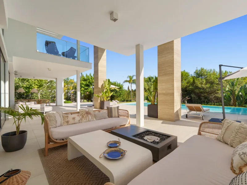 Nestled in the prestigious Altos de Puente Romano on Marbella's Golden Mile, Villa Romano is the epitome of modern Mediterranean luxury. This striking six-bedroom, six-bathroom residence blends sleek contemporary architecture with warm natural tones, crea