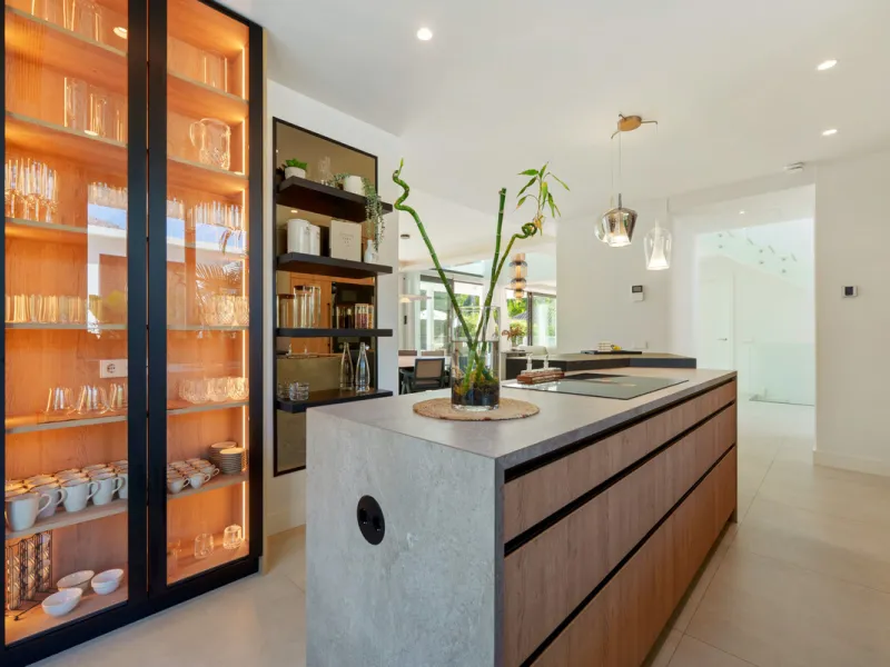 Nestled in the prestigious Altos de Puente Romano on Marbella's Golden Mile, Villa Romano is the epitome of modern Mediterranean luxury. This striking six-bedroom, six-bathroom residence blends sleek contemporary architecture with warm natural tones, crea