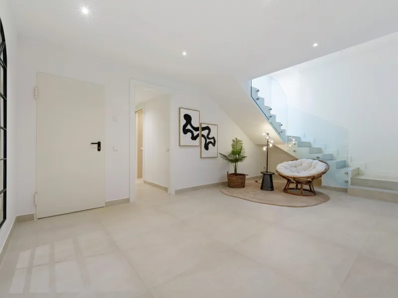 Nestled in the prestigious Altos de Puente Romano on Marbella's Golden Mile, Villa Romano is the epitome of modern Mediterranean luxury. This striking six-bedroom, six-bathroom residence blends sleek contemporary architecture with warm natural tones, crea