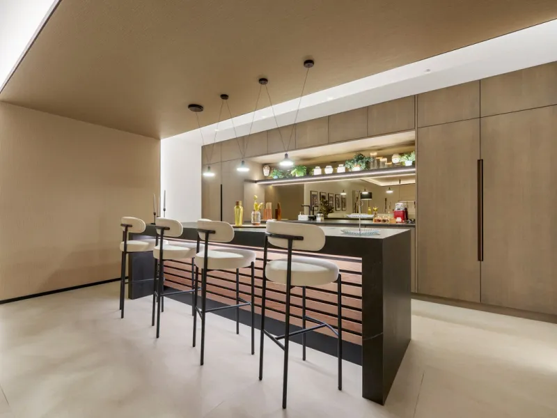 Nestled in the prestigious Altos de Puente Romano on Marbella's Golden Mile, Villa Romano is the epitome of modern Mediterranean luxury. This striking six-bedroom, six-bathroom residence blends sleek contemporary architecture with warm natural tones, crea