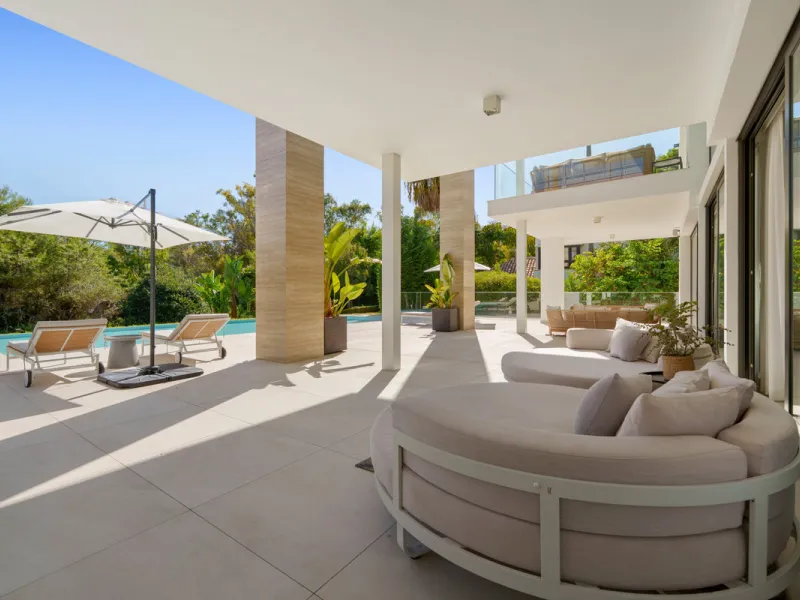 Nestled in the prestigious Altos de Puente Romano on Marbella's Golden Mile, Villa Romano is the epitome of modern Mediterranean luxury. This striking six-bedroom, six-bathroom residence blends sleek contemporary architecture with warm natural tones, crea