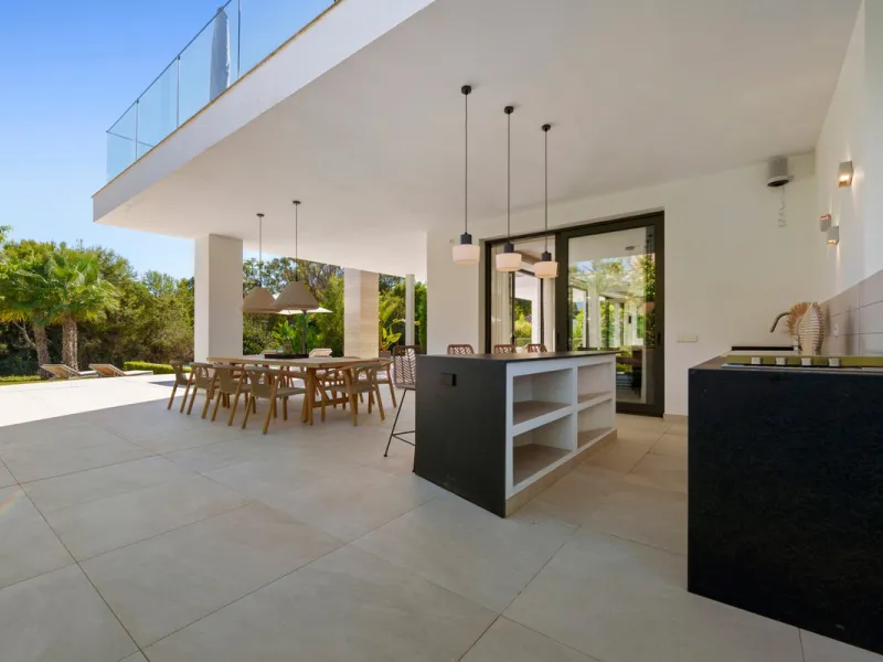 Nestled in the prestigious Altos de Puente Romano on Marbella's Golden Mile, Villa Romano is the epitome of modern Mediterranean luxury. This striking six-bedroom, six-bathroom residence blends sleek contemporary architecture with warm natural tones, crea